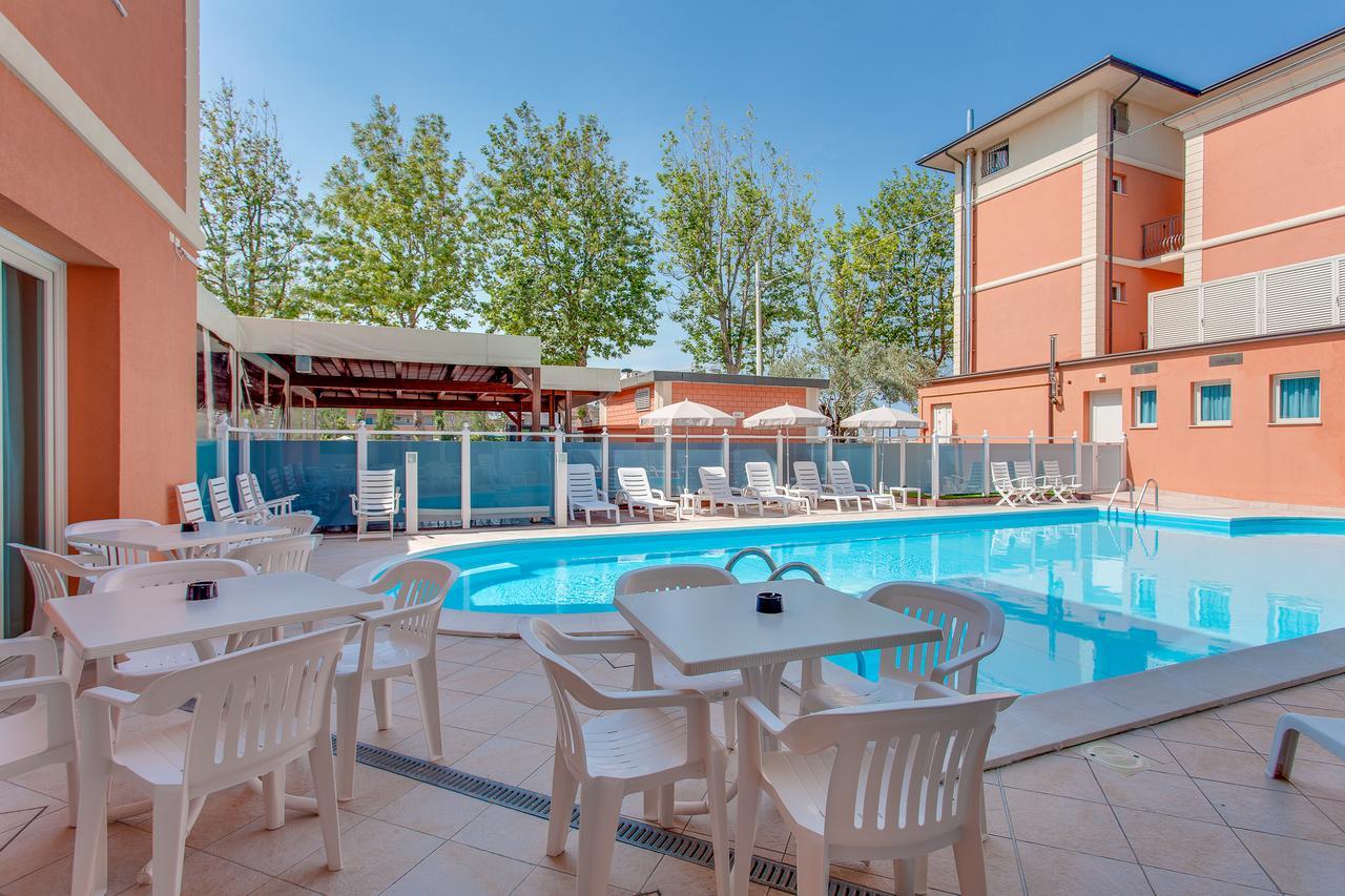 Hotel De La 3*