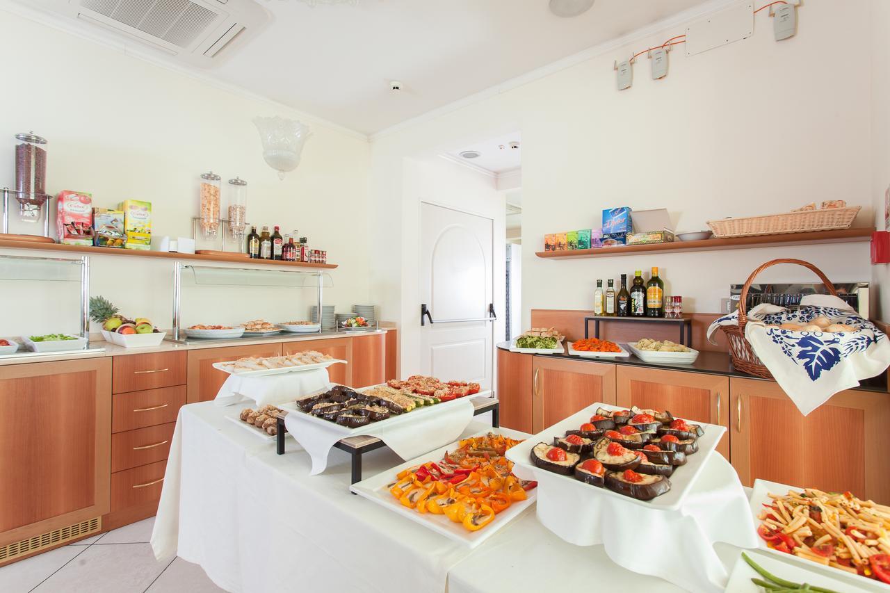 Hotel De La 3*