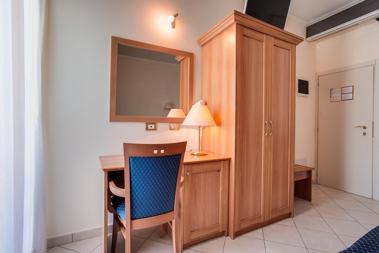 Hotel De La 3*